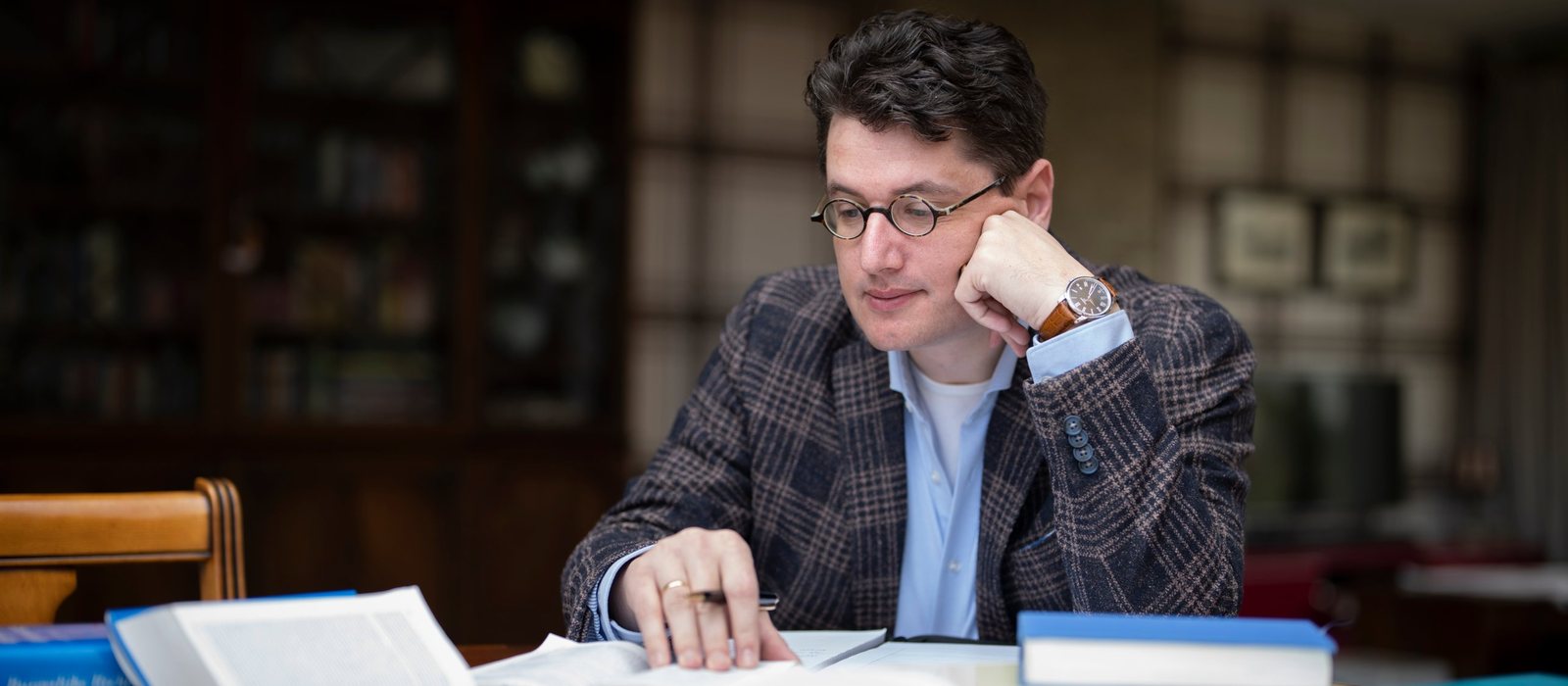 Klaas Zondervan aan het werk met wetboeken